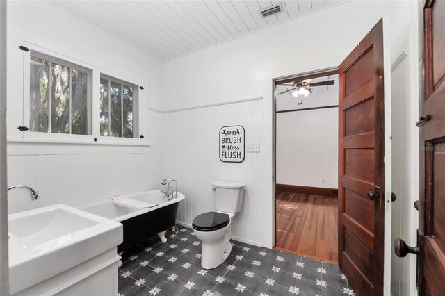 15670 S HIGHWAY 25, Weirsdale, FL 32195