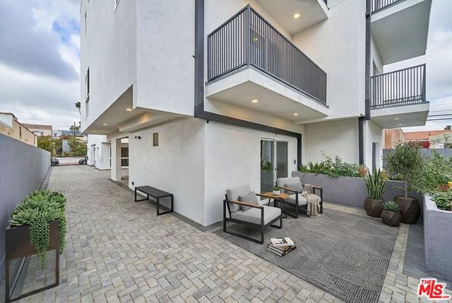 1108 Queen Anne Place, Los Angeles, CA 90019