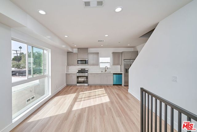 1108 Queen Anne Place, Los Angeles, CA 90019