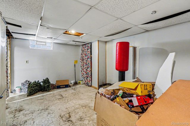 24691 Colgate Street, Dearborn Heights, MI 48125