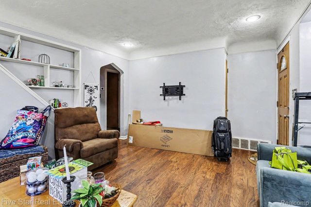 24691 Colgate Street, Dearborn Heights, MI 48125