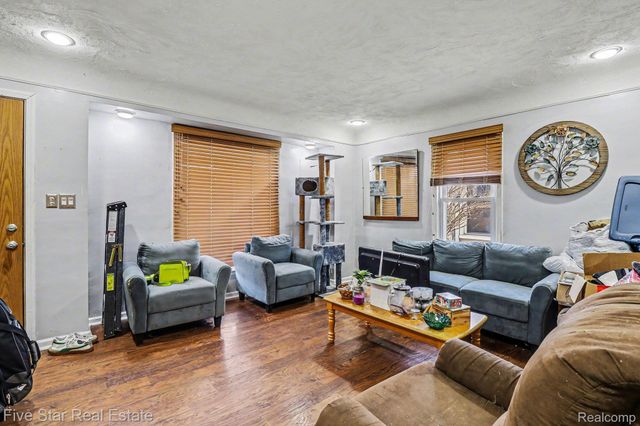 24691 Colgate Street, Dearborn Heights, MI 48125