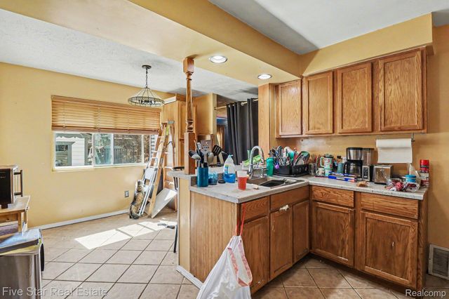 24691 Colgate Street, Dearborn Heights, MI 48125