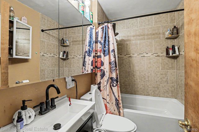 24691 Colgate Street, Dearborn Heights, MI 48125