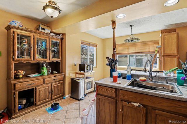 24691 Colgate Street, Dearborn Heights, MI 48125