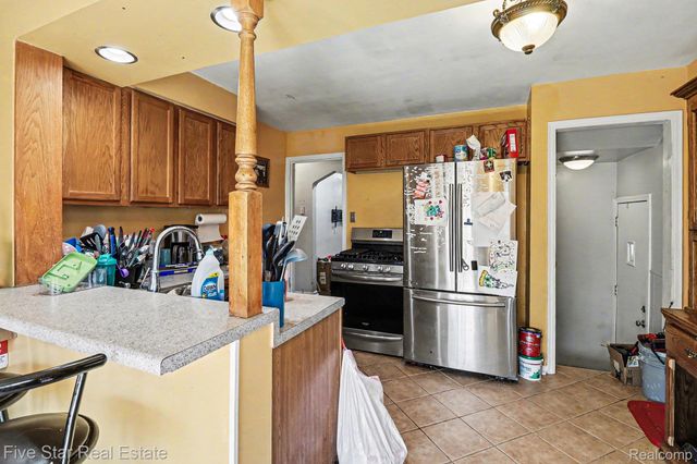 24691 Colgate Street, Dearborn Heights, MI 48125