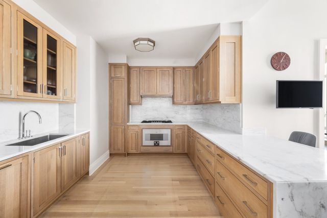 30 Park Pl Apt 67A, New York City, NY 10007