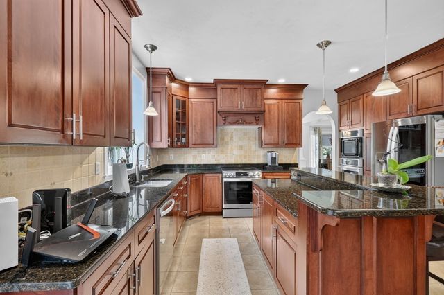 4 Iarussi Way, Medway, MA 02053