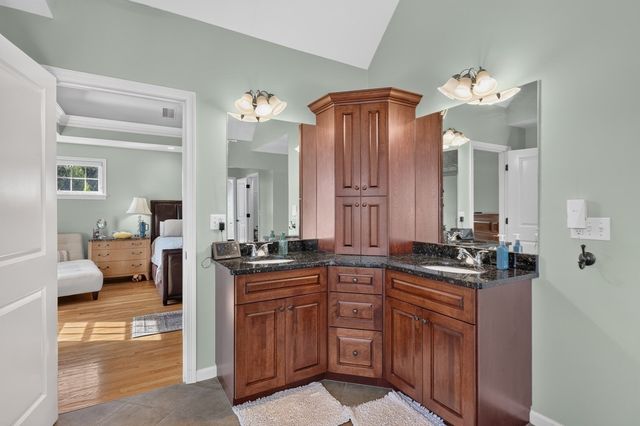 4 Iarussi Way, Medway, MA 02053