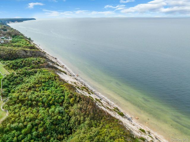 3104 Bluffs Drive S, Baiting Hollow, NY 11933