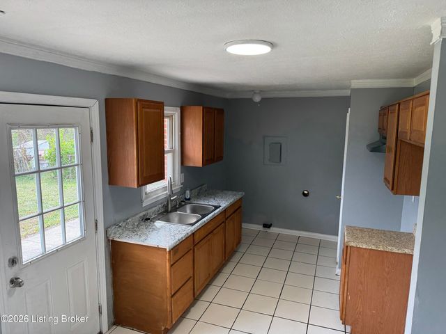 4508 Plane Tree Dr, Louisville, KY 40219