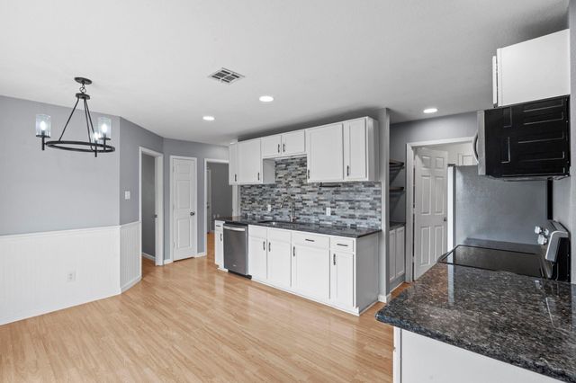 112 Briarwood CT, Kyle, TX 78640