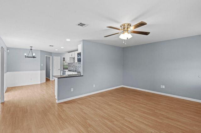 112 Briarwood CT, Kyle, TX 78640