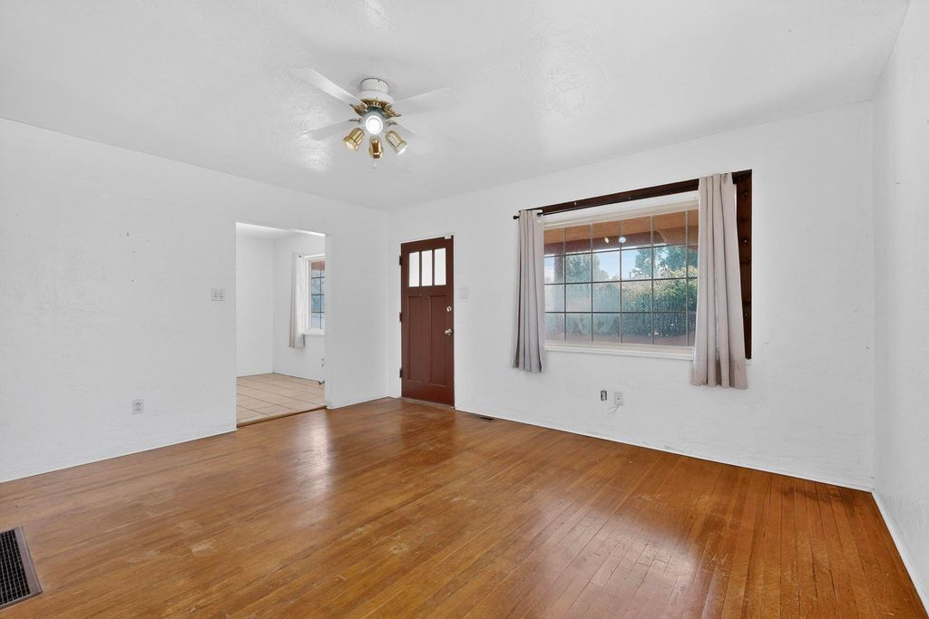 Image 11 of property listing at 2621 McEarl Avenue SE, Albuquerque, NM 87106