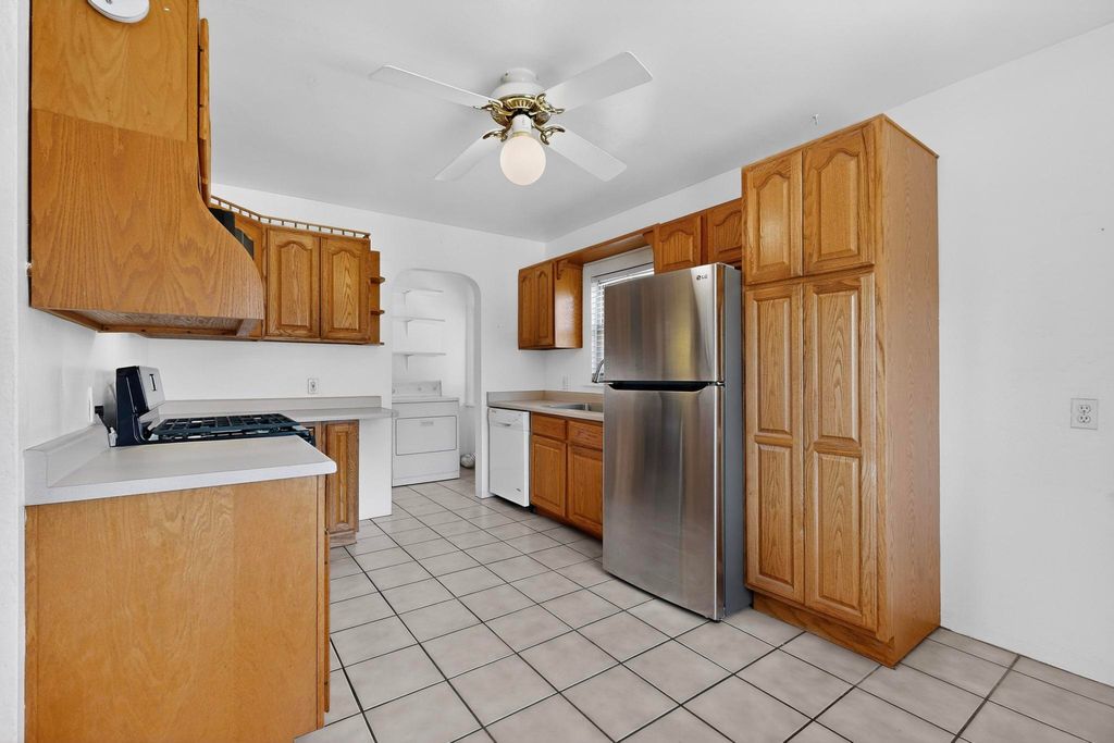 Image 15 of property listing at 2621 McEarl Avenue SE, Albuquerque, NM 87106