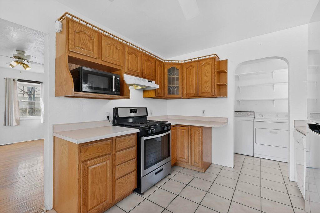 Image 16 of property listing at 2621 McEarl Avenue SE, Albuquerque, NM 87106