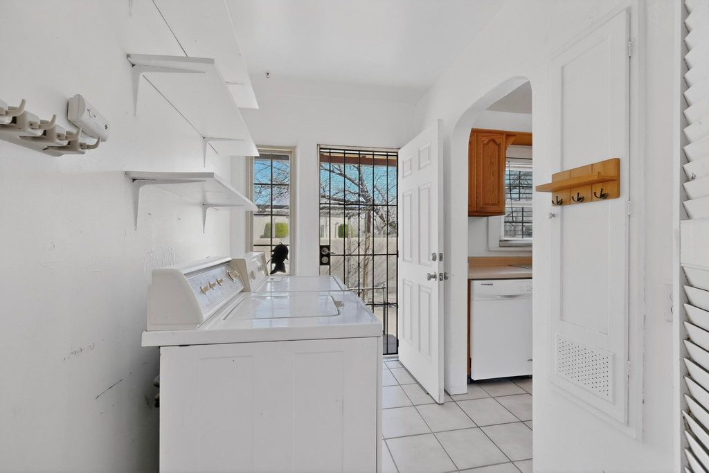 Image 17 of property listing at 2621 McEarl Avenue SE, Albuquerque, NM 87106