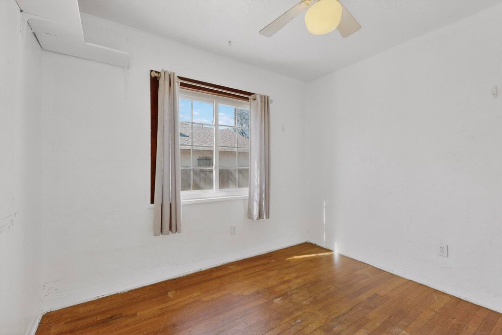 Image 19 of property listing at 2621 McEarl Avenue SE, Albuquerque, NM 87106