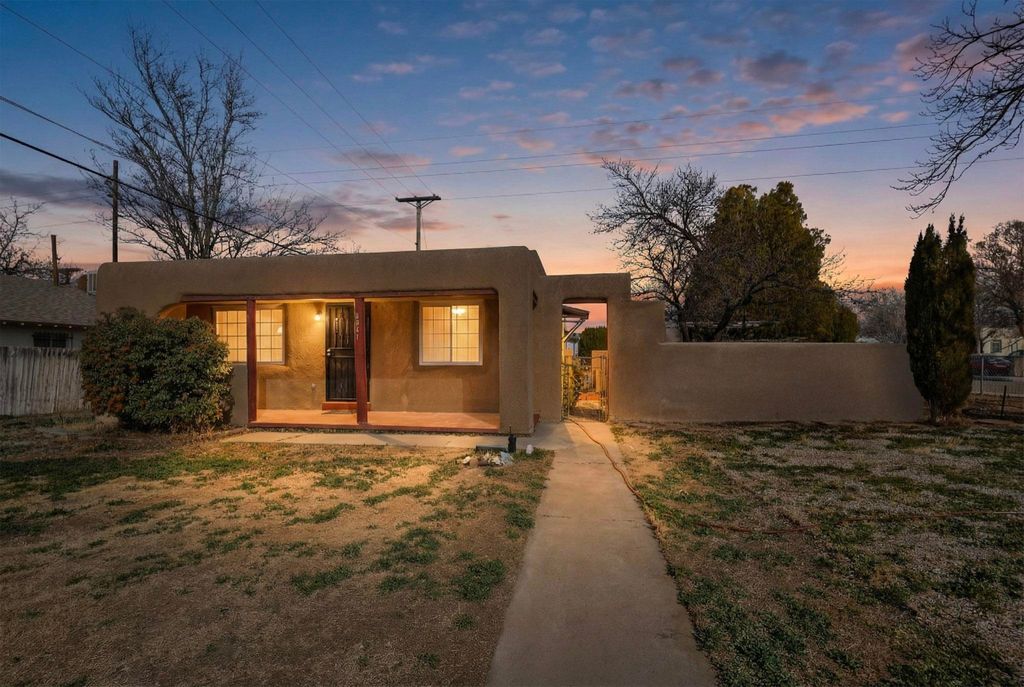 Image 3 of property listing at 2621 McEarl Avenue SE, Albuquerque, NM 87106