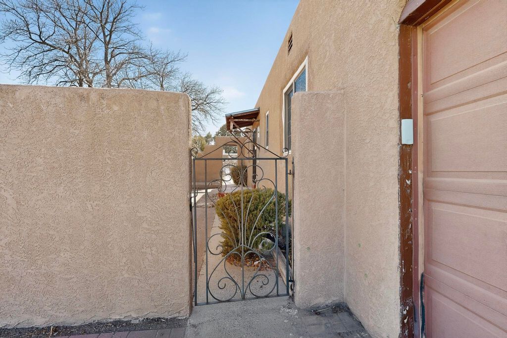 Image 30 of property listing at 2621 McEarl Avenue SE, Albuquerque, NM 87106