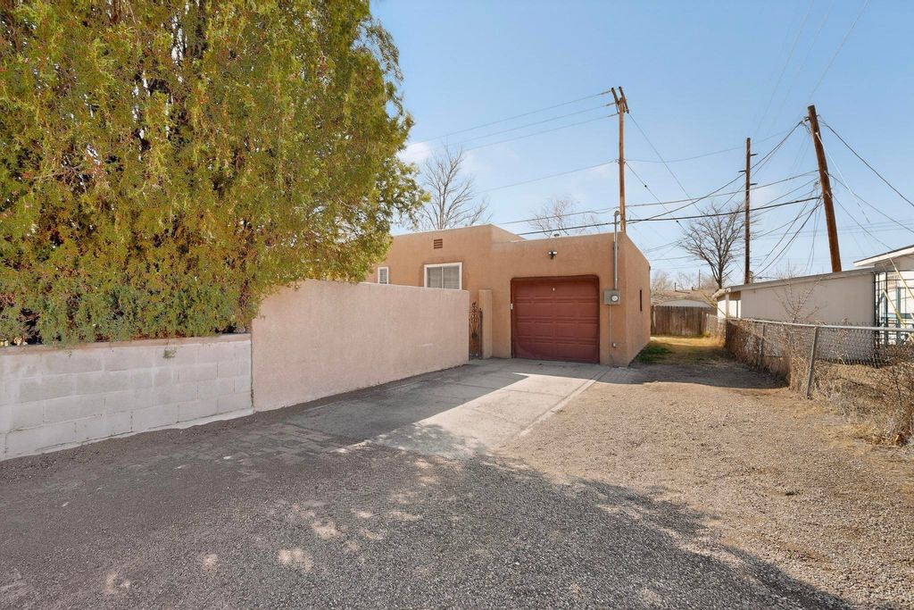 Image 31 of property listing at 2621 McEarl Avenue SE, Albuquerque, NM 87106