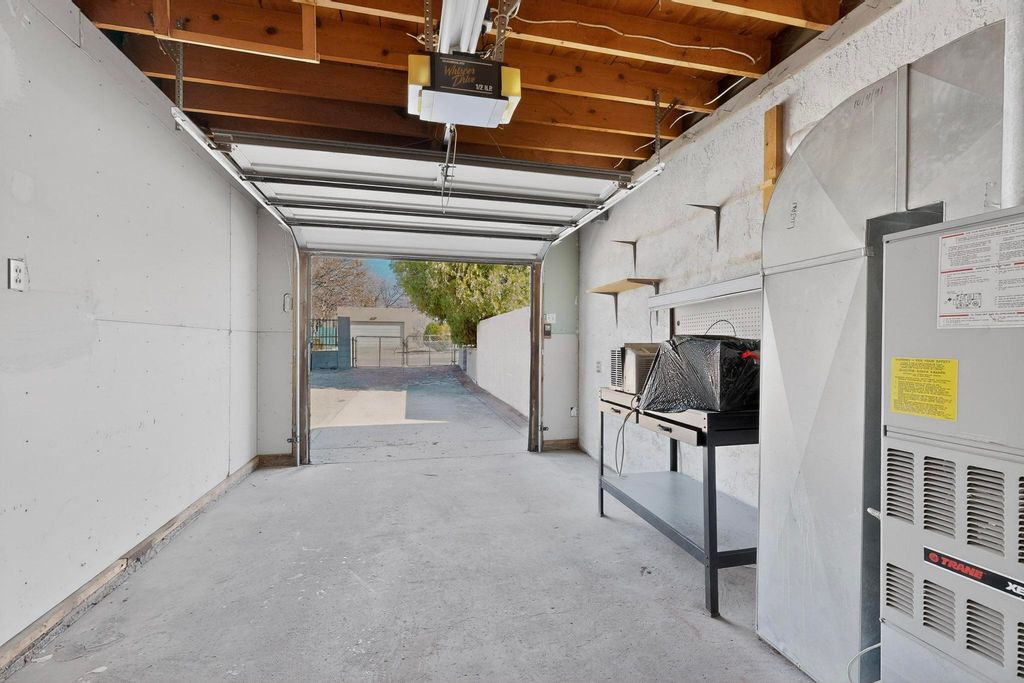 Image 32 of property listing at 2621 McEarl Avenue SE, Albuquerque, NM 87106