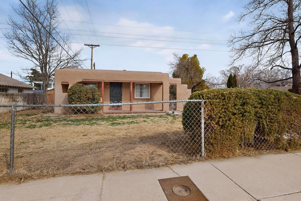 Image 4 of property listing at 2621 McEarl Avenue SE, Albuquerque, NM 87106