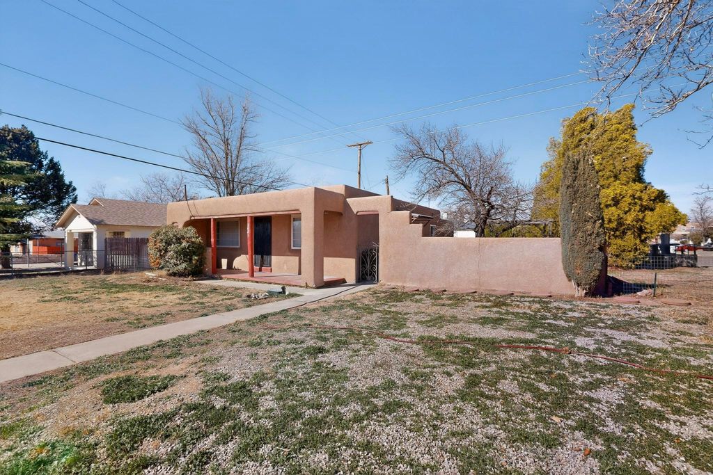 Image 5 of property listing at 2621 McEarl Avenue SE, Albuquerque, NM 87106