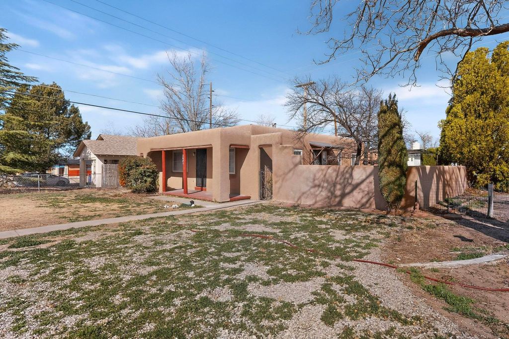 Image 6 of property listing at 2621 McEarl Avenue SE, Albuquerque, NM 87106