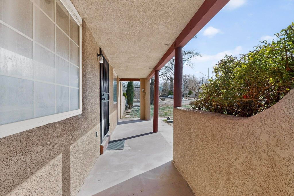 Image 8 of property listing at 2621 McEarl Avenue SE, Albuquerque, NM 87106