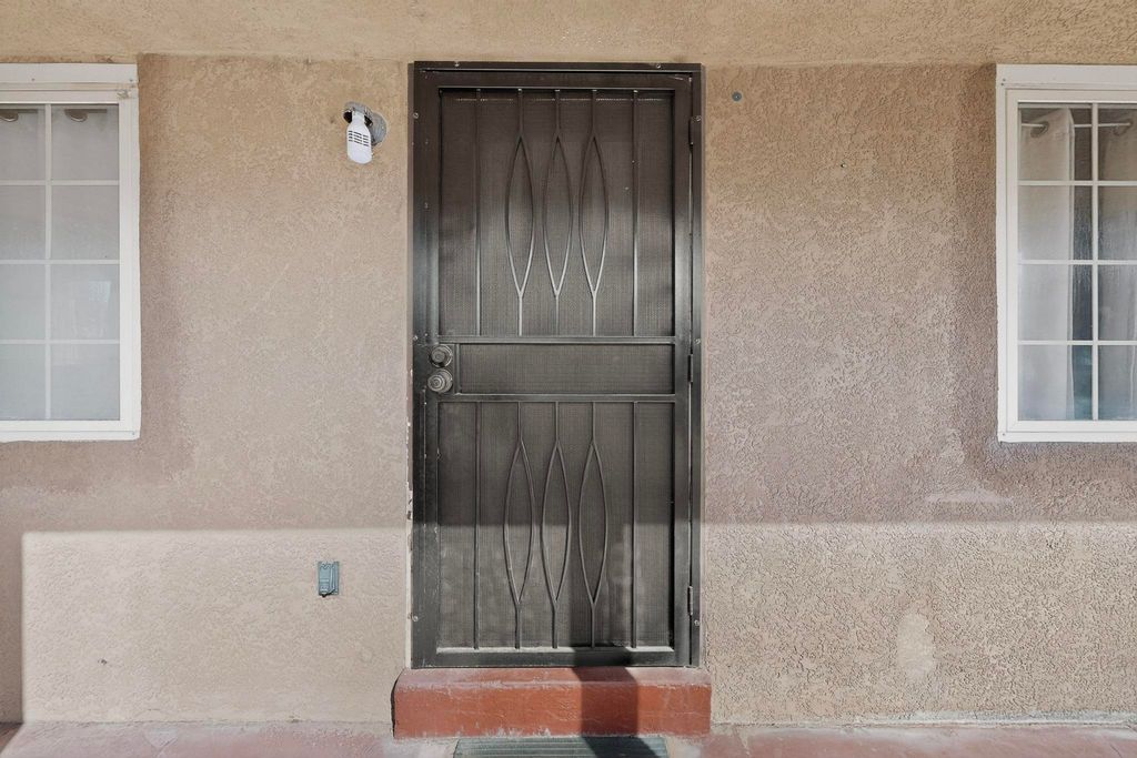 Image 9 of property listing at 2621 McEarl Avenue SE, Albuquerque, NM 87106