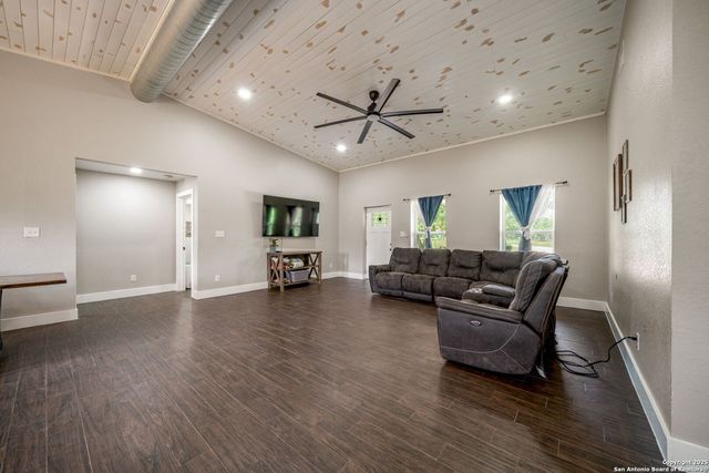 332 County Road 423, Stockdale, TX 78160