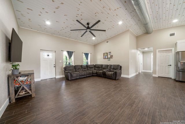 332 County Road 423, Stockdale, TX 78160