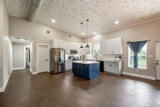 332 County Road 423, Stockdale, TX 78160