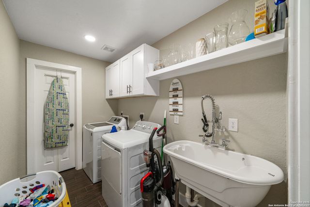 332 County Road 423, Stockdale, TX 78160