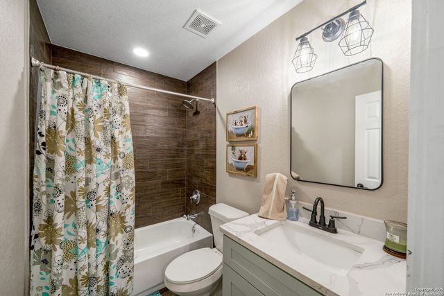 332 County Road 423, Stockdale, TX 78160