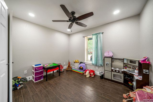 332 County Road 423, Stockdale, TX 78160