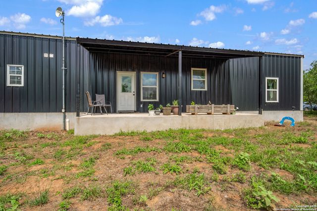 332 County Road 423, Stockdale, TX 78160