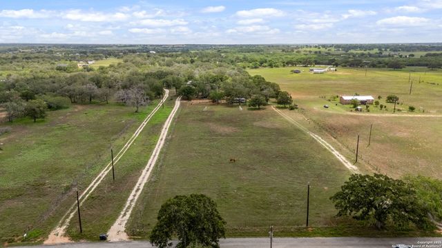 332 County Road 423, Stockdale, TX 78160