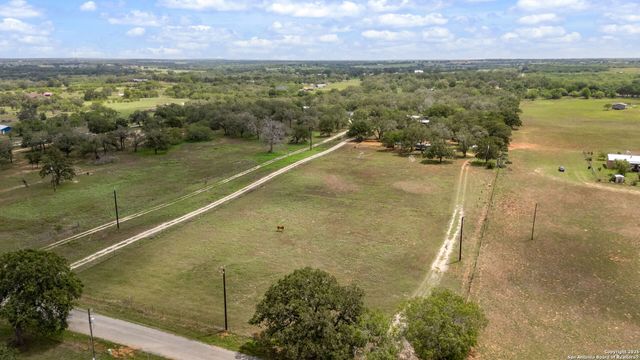 332 County Road 423, Stockdale, TX 78160