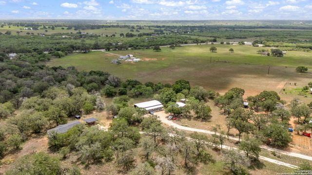 332 County Road 423, Stockdale, TX 78160