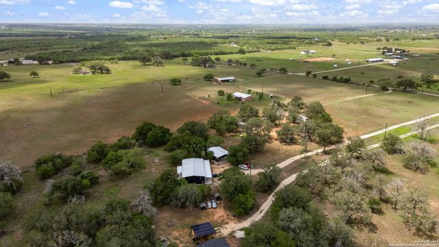 332 County Road 423, Stockdale, TX 78160