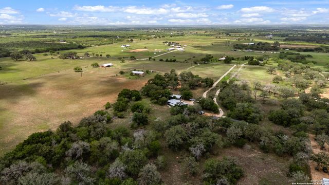 332 County Road 423, Stockdale, TX 78160