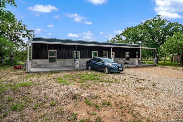 332 County Road 423, Stockdale, TX 78160