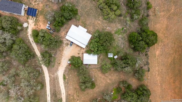 332 County Road 423, Stockdale, TX 78160