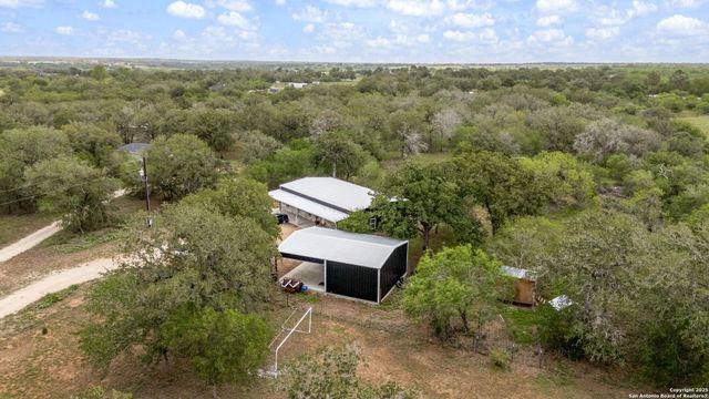 332 County Road 423, Stockdale, TX 78160