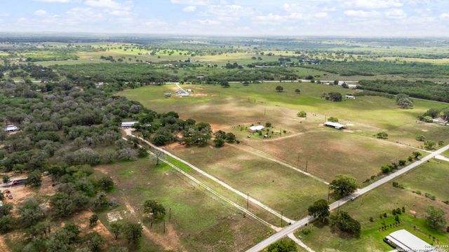 332 County Road 423, Stockdale, TX 78160
