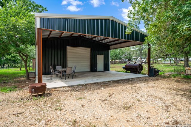 332 County Road 423, Stockdale, TX 78160