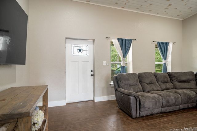 332 County Road 423, Stockdale, TX 78160