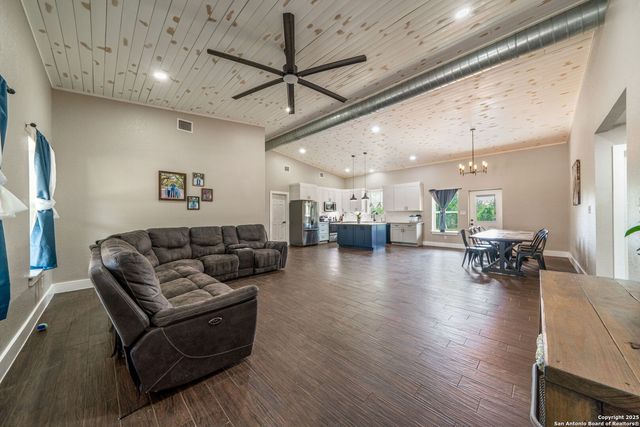 332 County Road 423, Stockdale, TX 78160